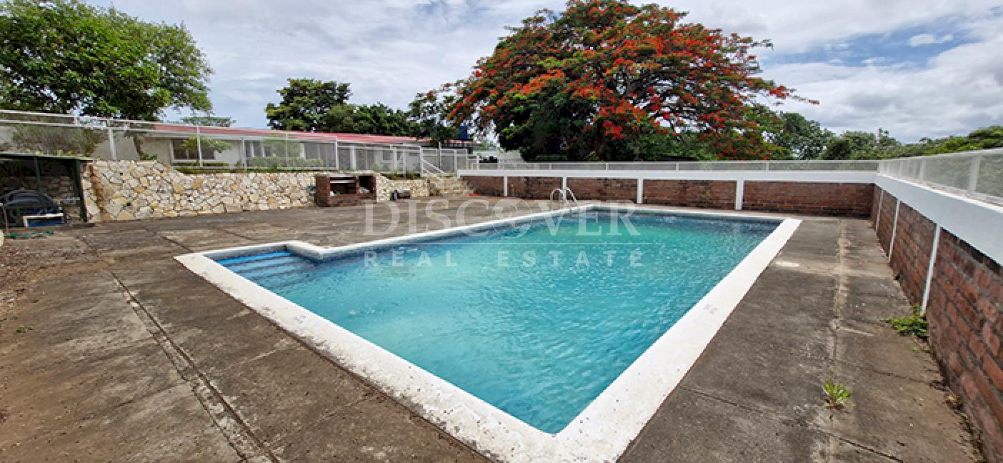  House for rent with a pool and spacious gardens on Carretera Sur