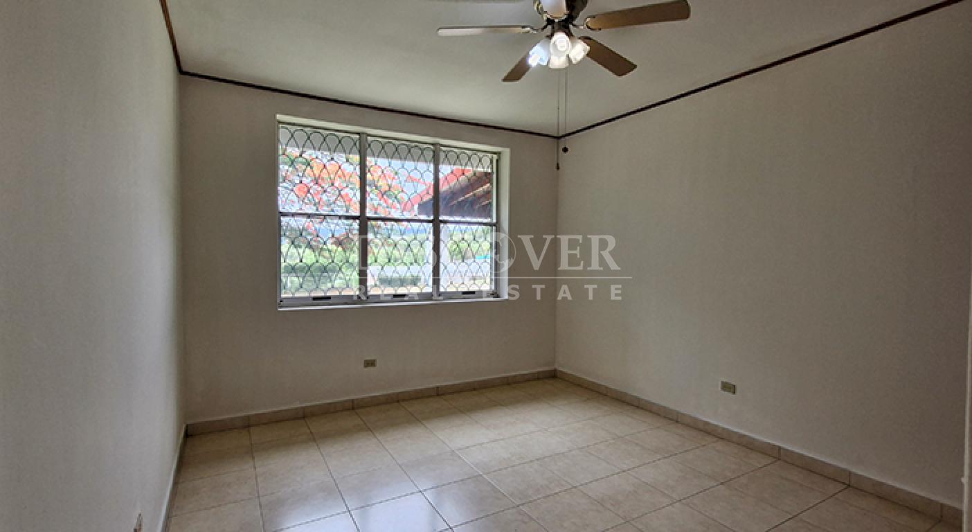  House for rent with a pool and spacious gardens on Carretera Sur