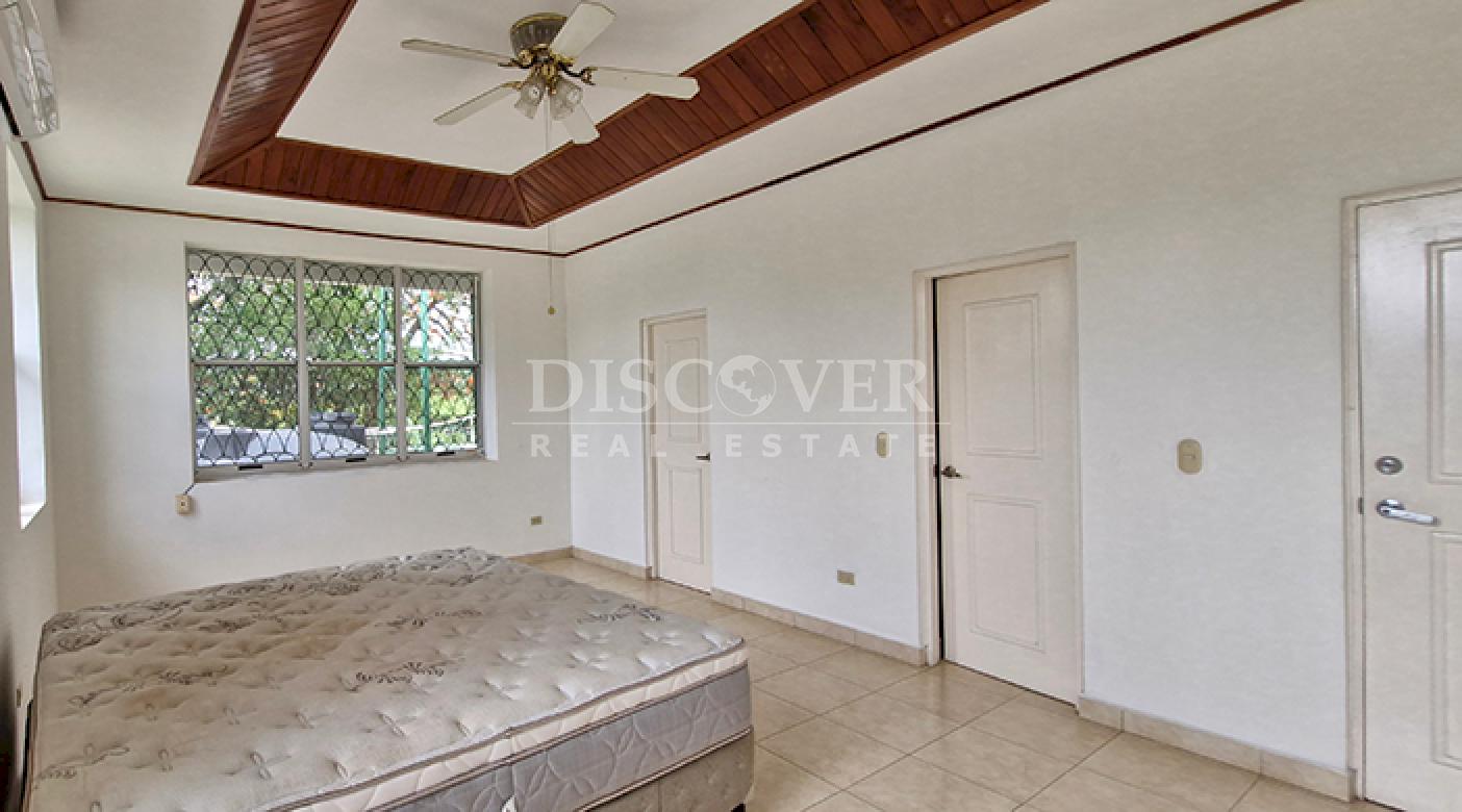  House for rent with a pool and spacious gardens on Carretera Sur