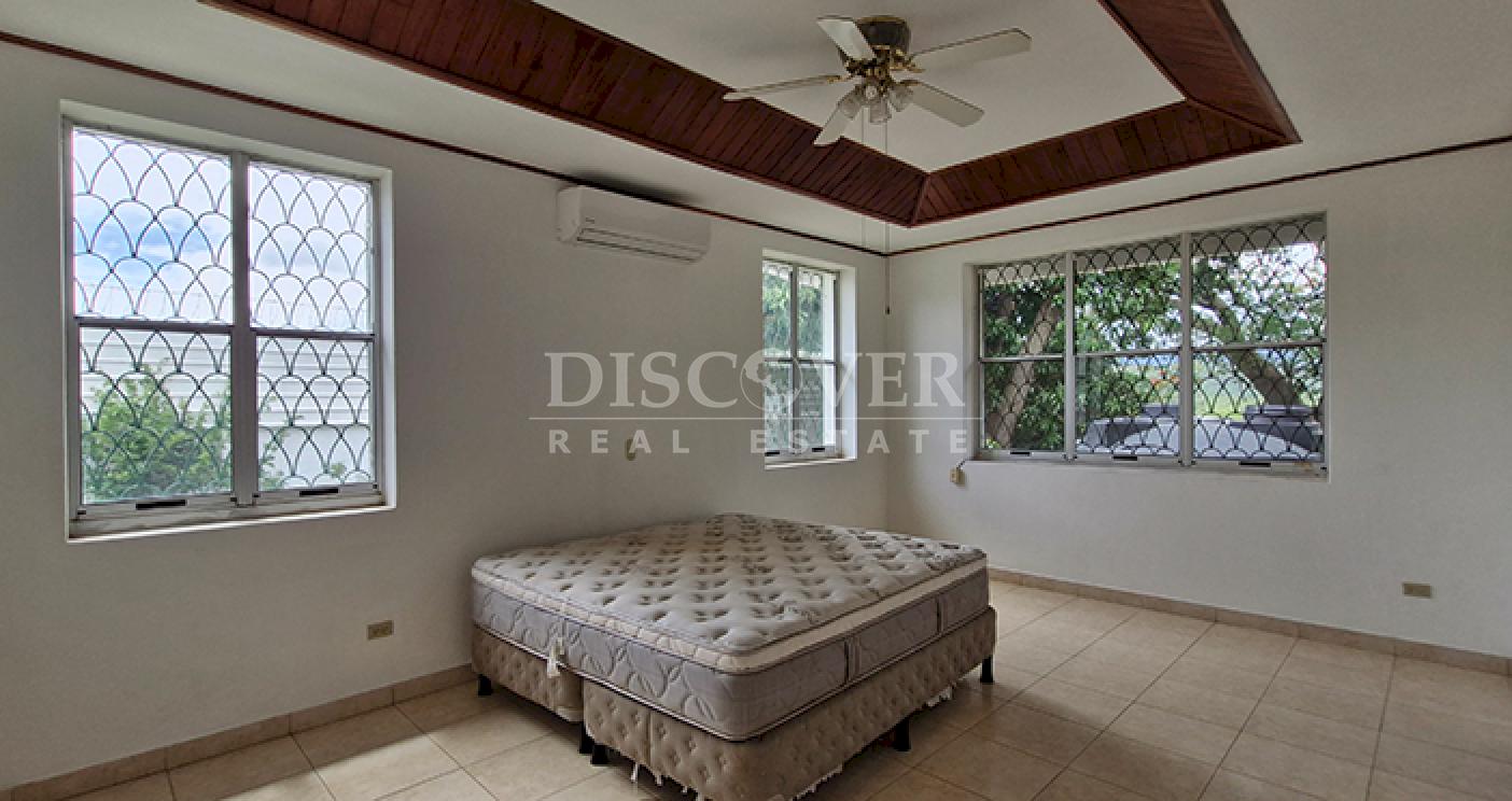 House for rent with a pool and spacious gardens on Carretera Sur