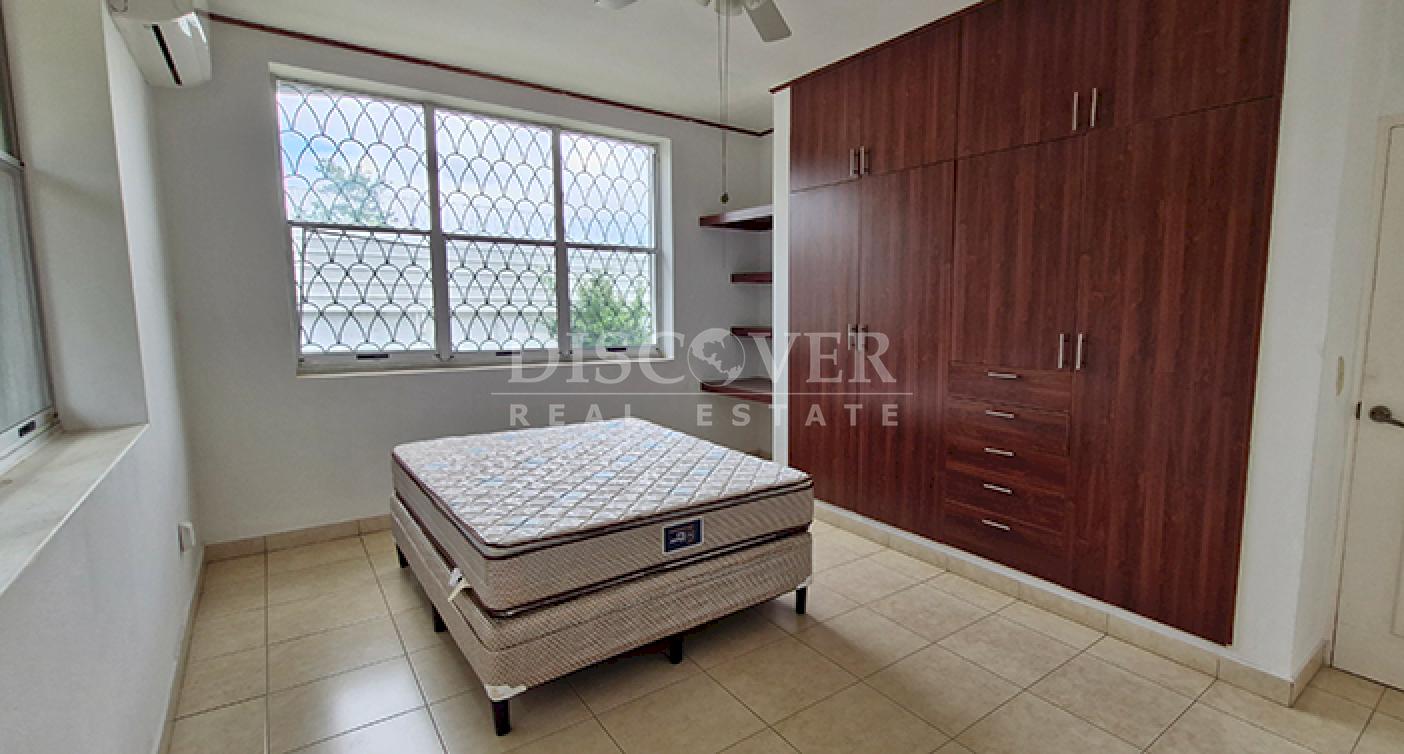  House for rent with a pool and spacious gardens on Carretera Sur