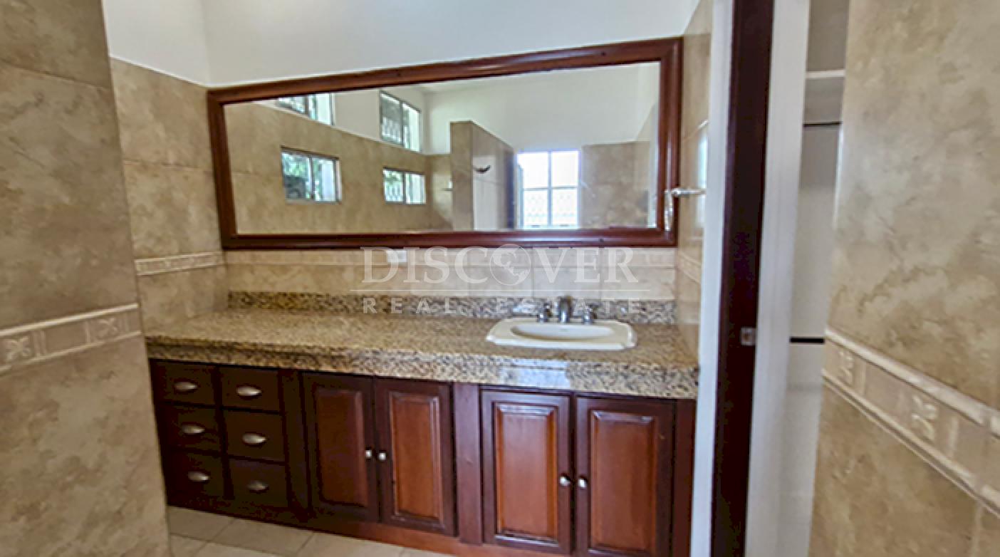  House for rent with a pool and spacious gardens on Carretera Sur