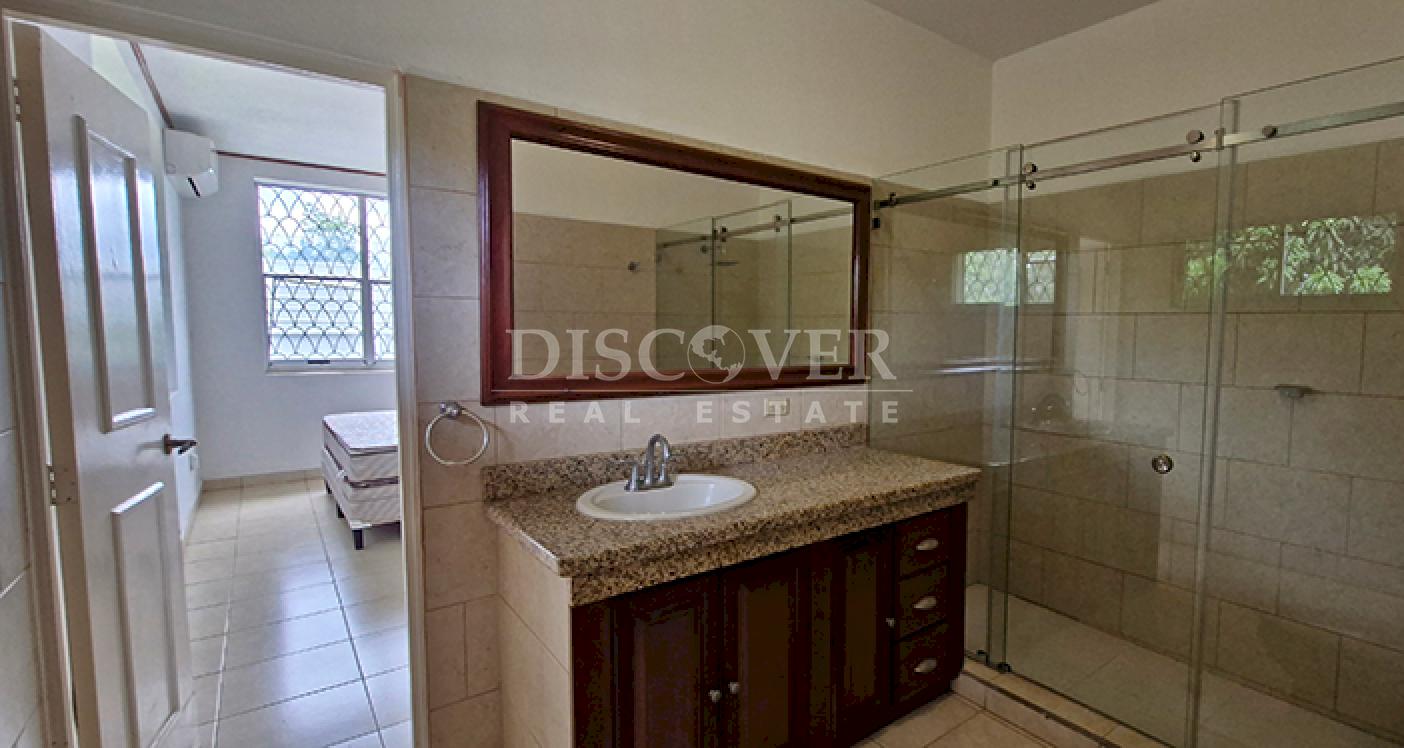  House for rent with a pool and spacious gardens on Carretera Sur