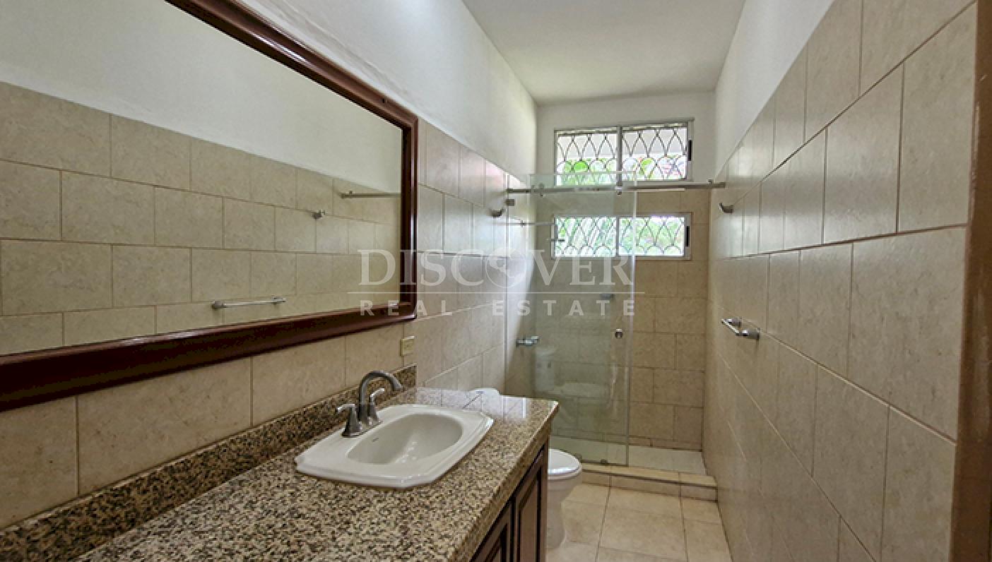  House for rent with a pool and spacious gardens on Carretera Sur