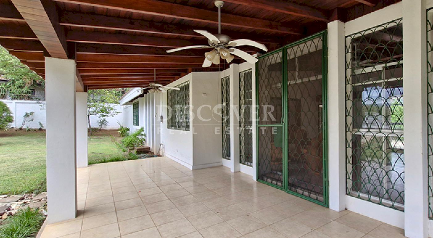  House for rent with a pool and spacious gardens on Carretera Sur