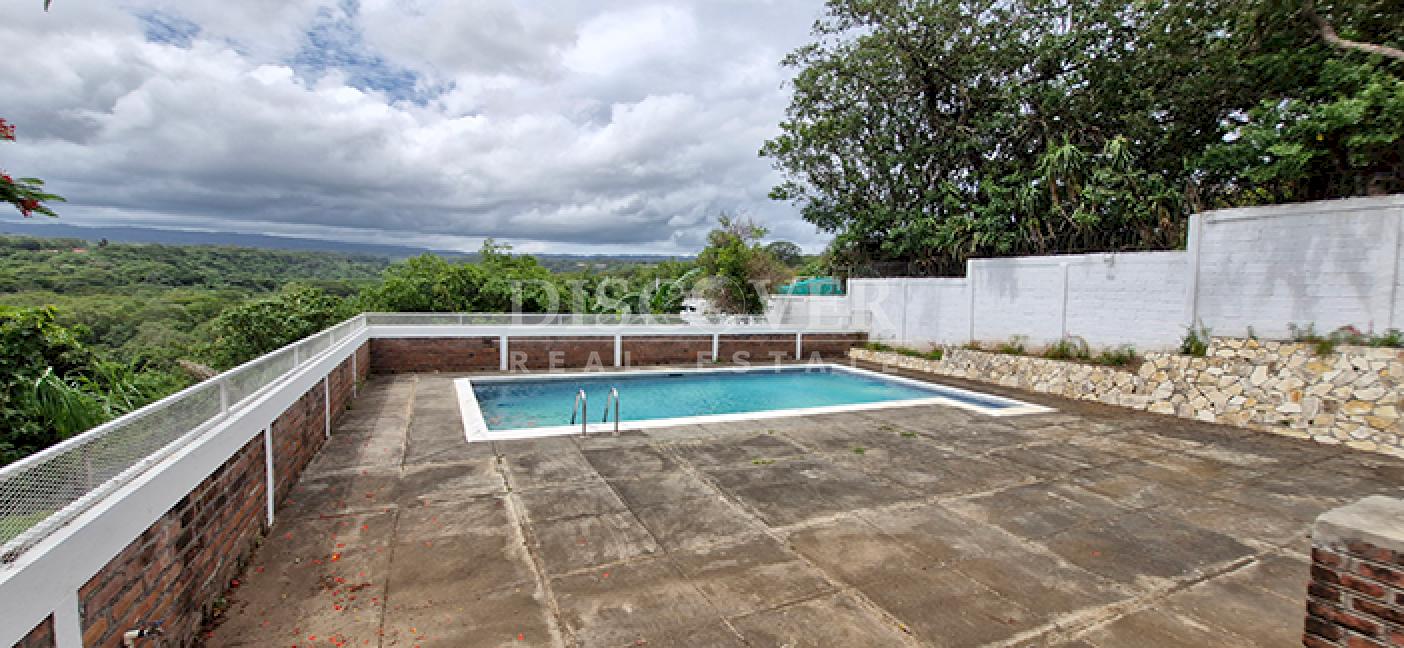  House for rent with a pool and spacious gardens on Carretera Sur