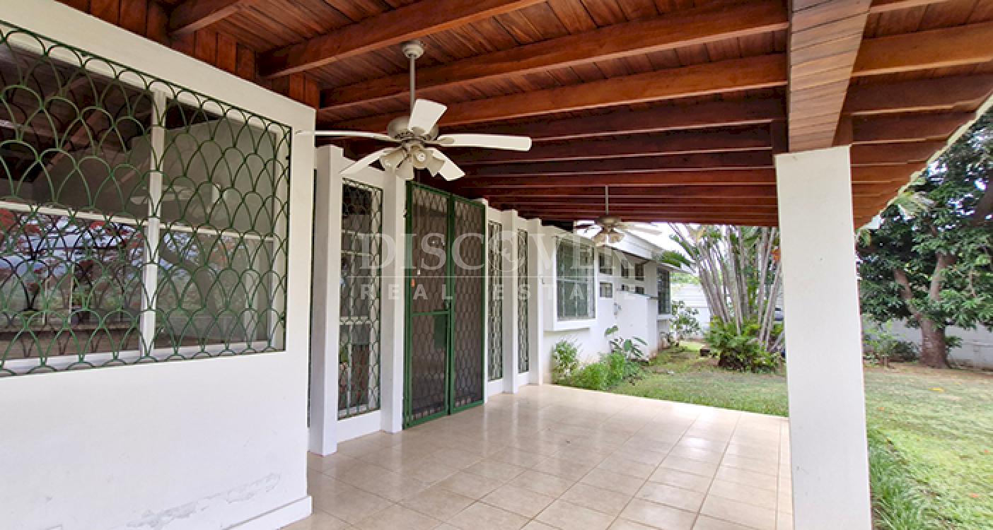  House for rent with a pool and spacious gardens on Carretera Sur