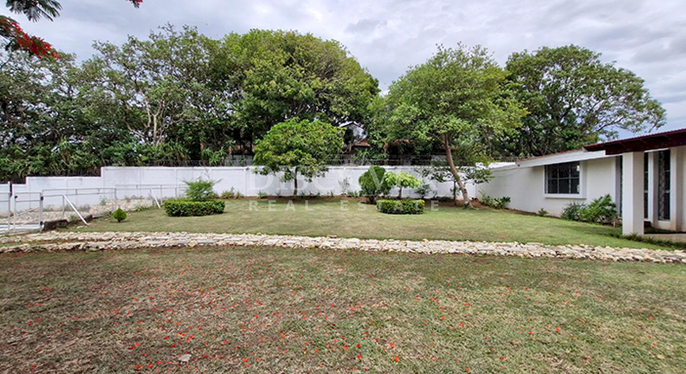  House for rent with a pool and spacious gardens on Carretera Sur
