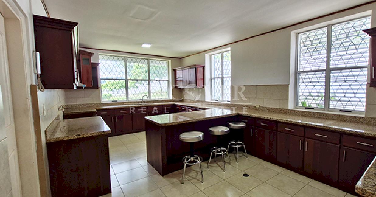  House for rent with a pool and spacious gardens on Carretera Sur