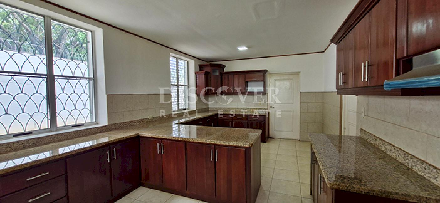 House for rent with a pool and spacious gardens on Carretera Sur