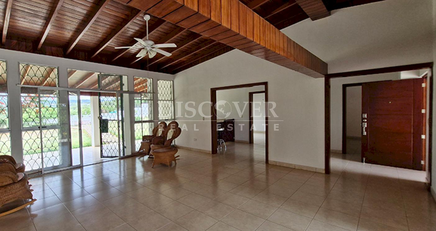  House for rent with a pool and spacious gardens on Carretera Sur