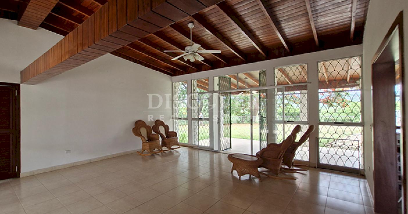  House for rent with a pool and spacious gardens on Carretera Sur