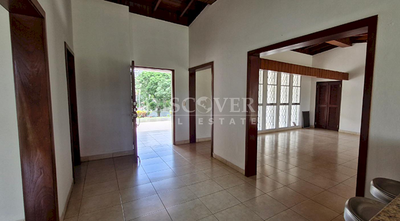  House for rent with a pool and spacious gardens on Carretera Sur