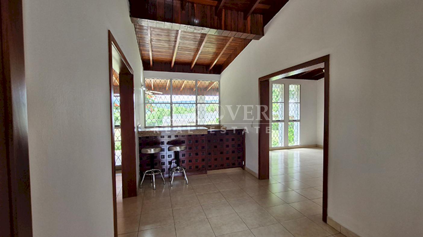  House for rent with a pool and spacious gardens on Carretera Sur