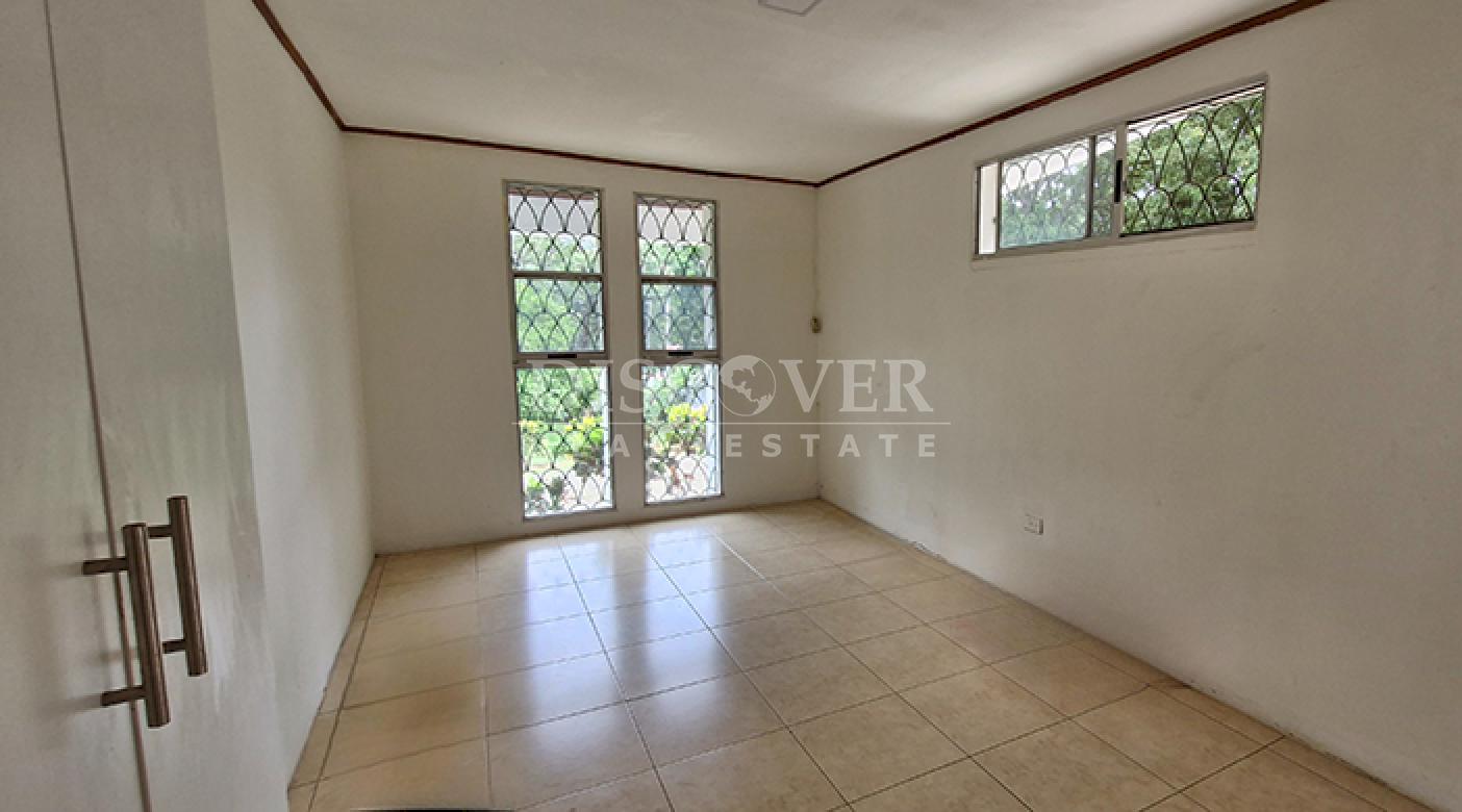  House for rent with a pool and spacious gardens on Carretera Sur
