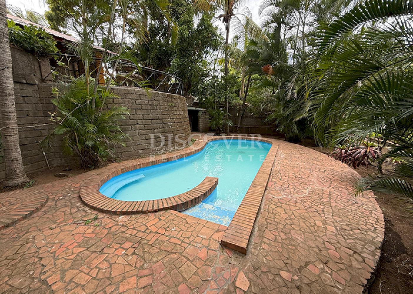 House with a pool for sale in Villa Fontana
