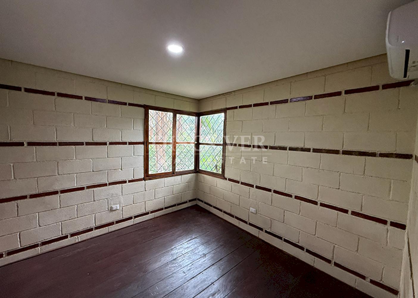House with a pool for sale in Villa Fontana