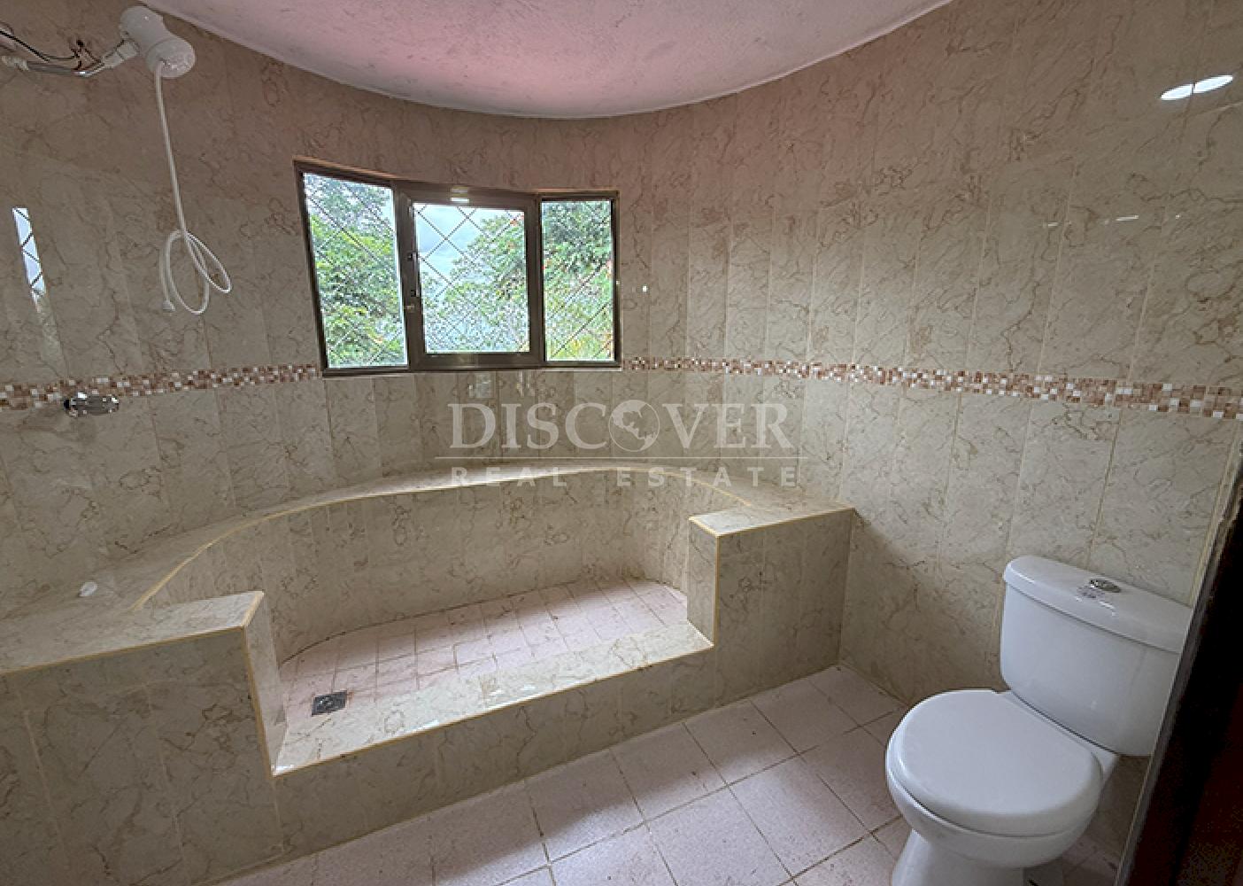 House with a pool for sale in Villa Fontana