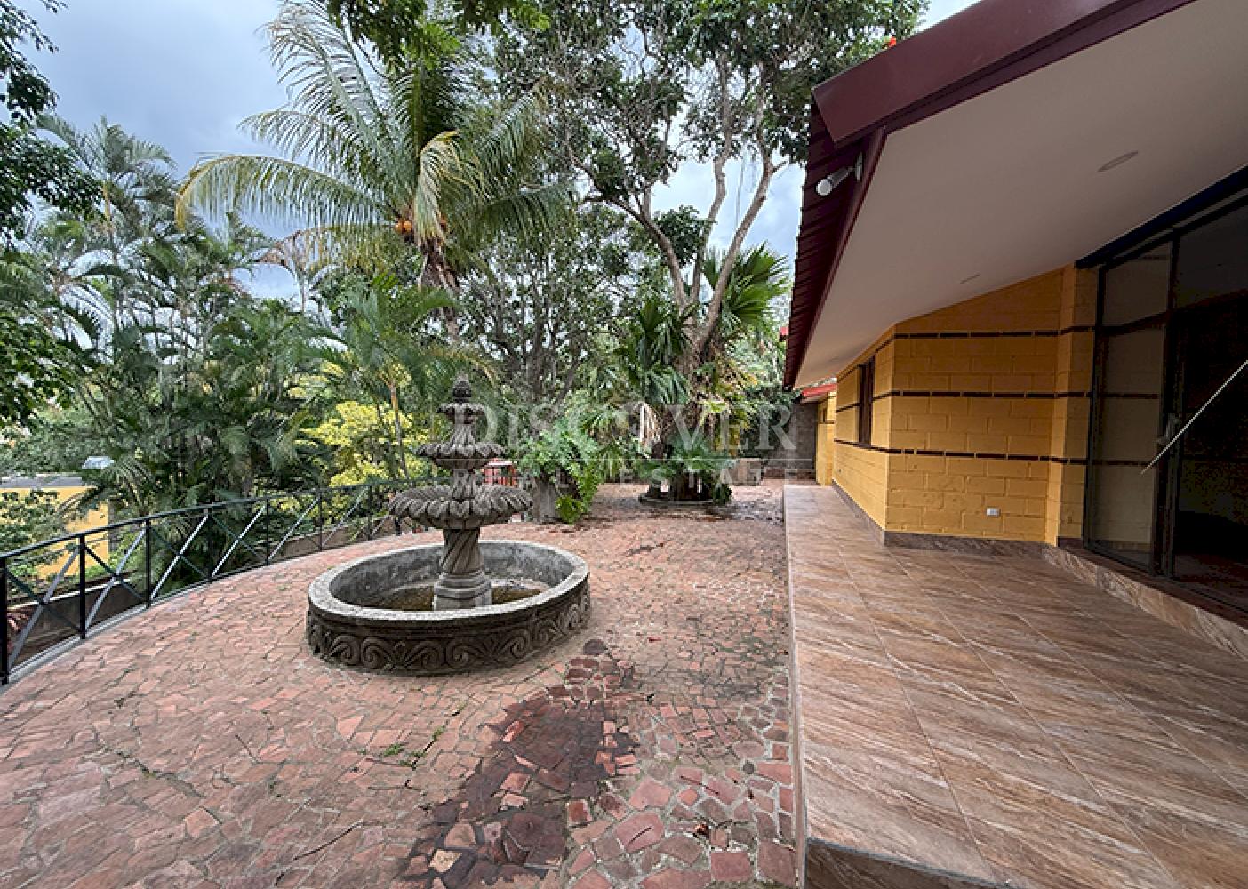 House with a pool for sale in Villa Fontana