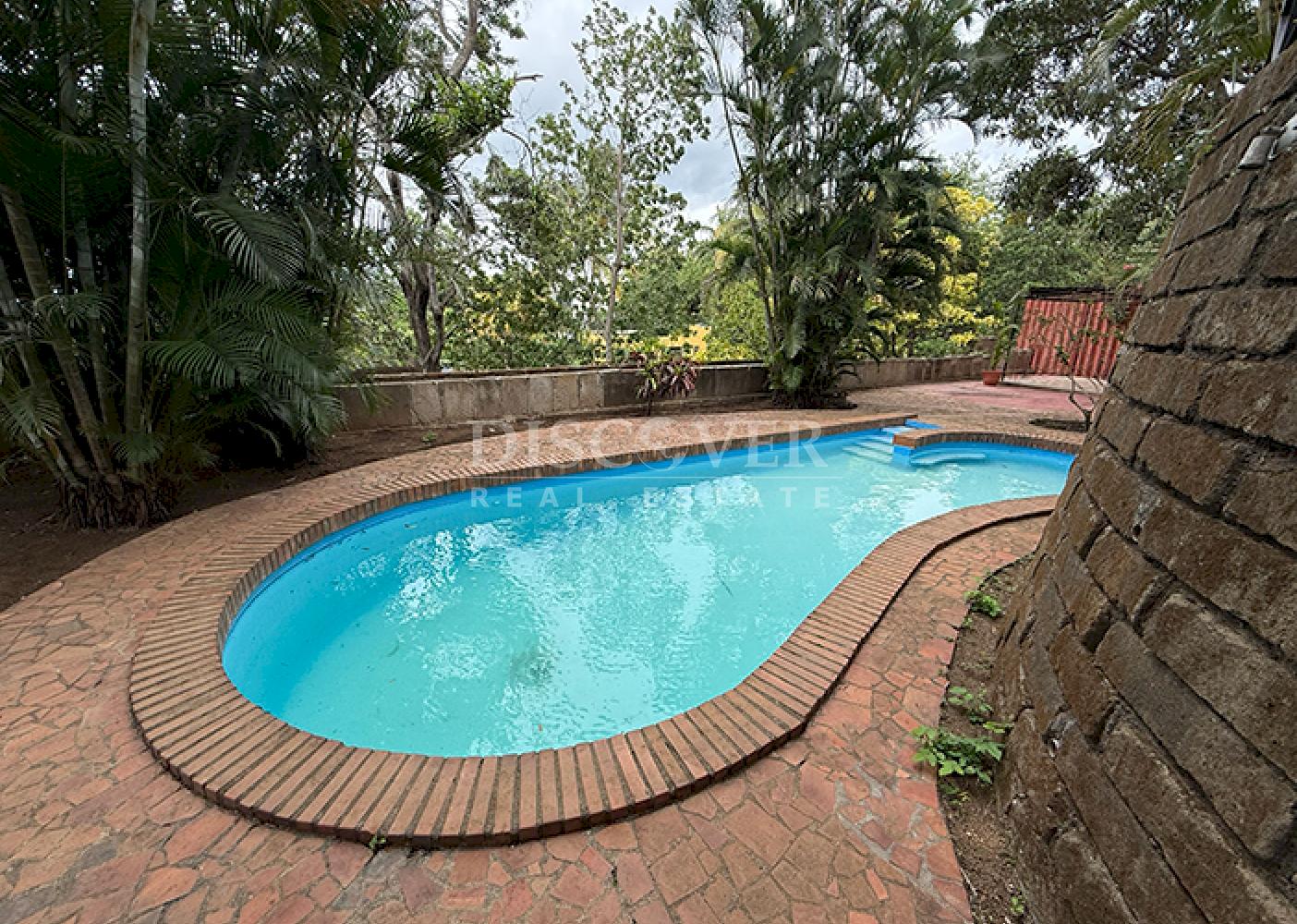 House with a pool for sale in Villa Fontana