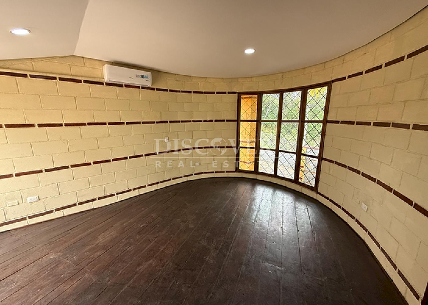 House with a pool for sale in Villa Fontana