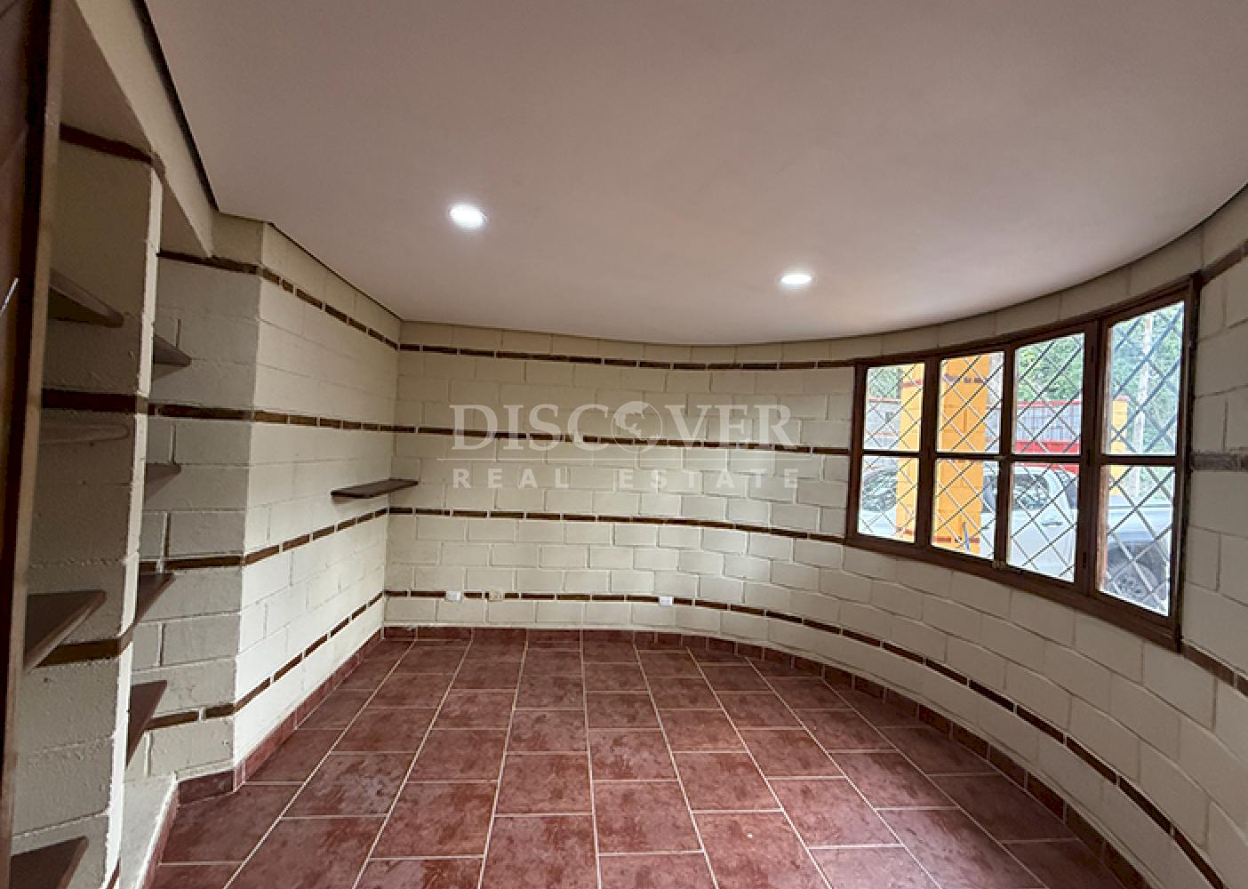 House with a pool for sale in Villa Fontana