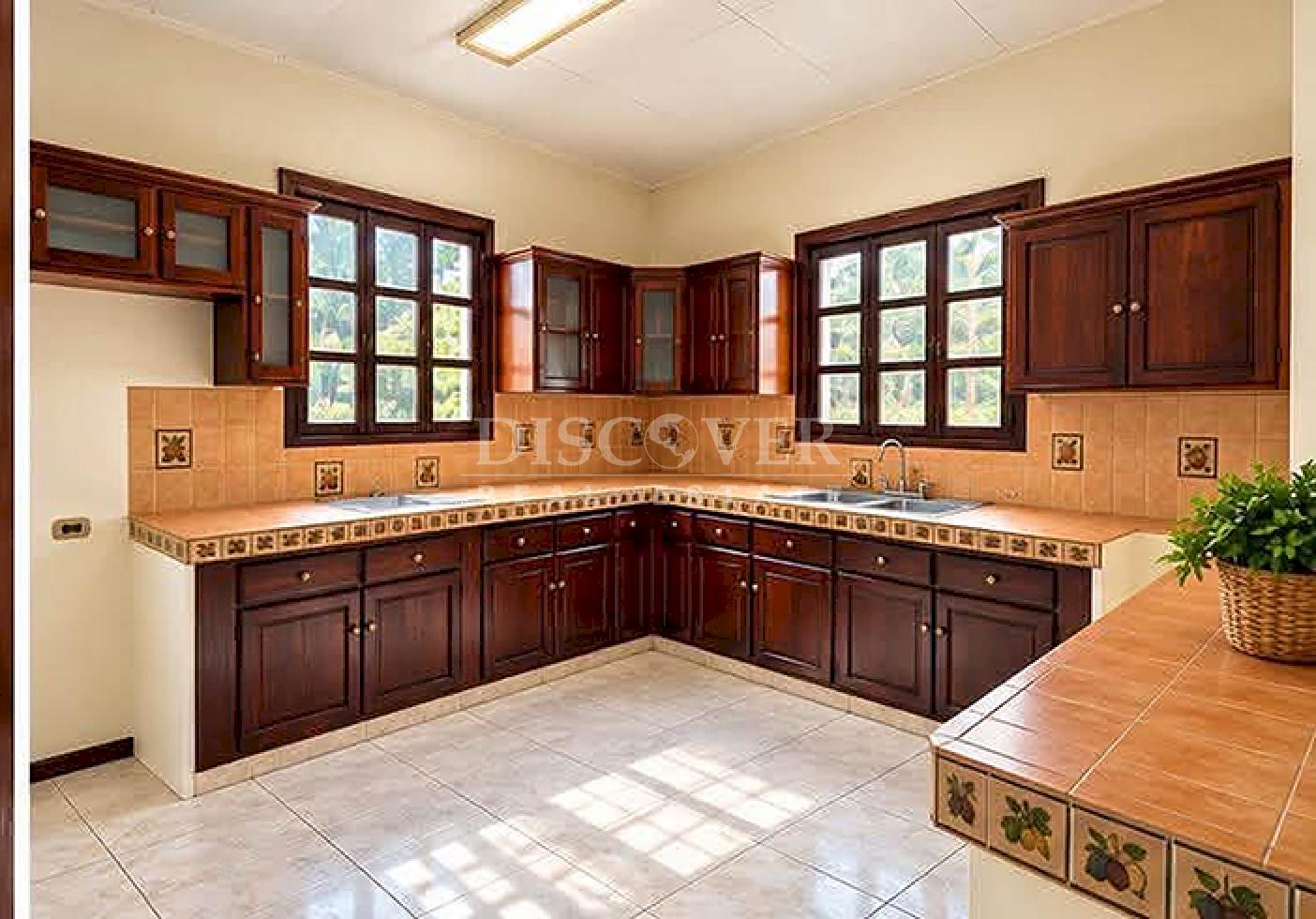  Two-story house for rent on Carretera Masaya
