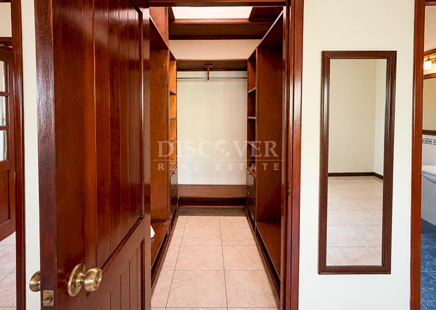  Two-story house for rent on Carretera Masaya