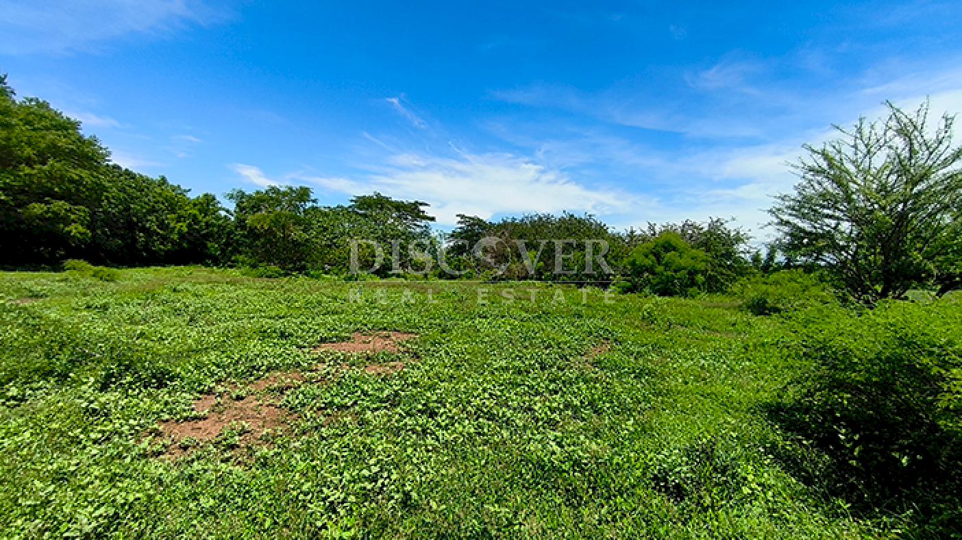  Country house for sale with lake views in Granada 