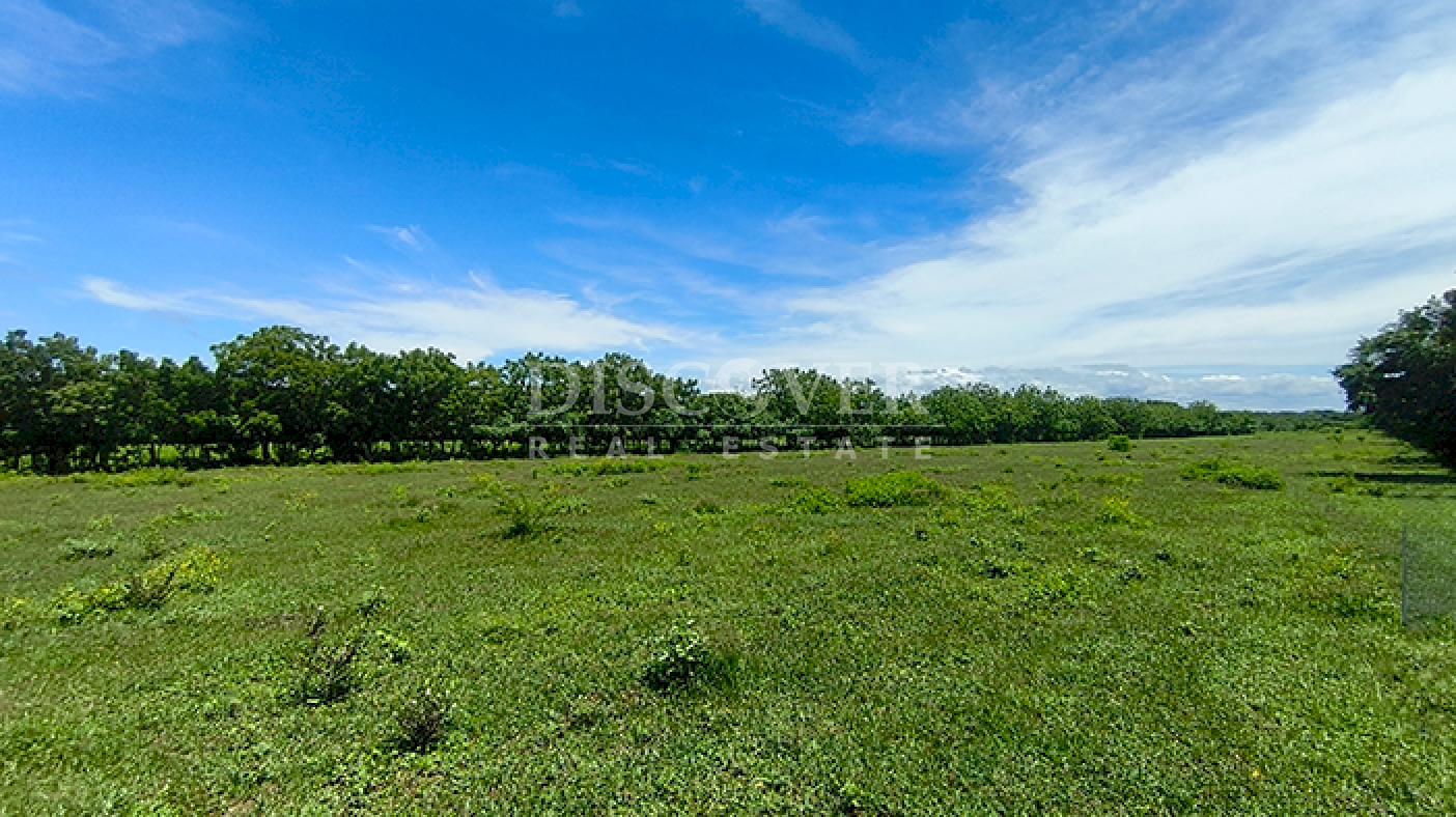  Country house for sale with lake views in Granada 
