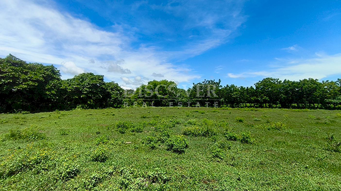  Country house for sale with lake views in Granada 