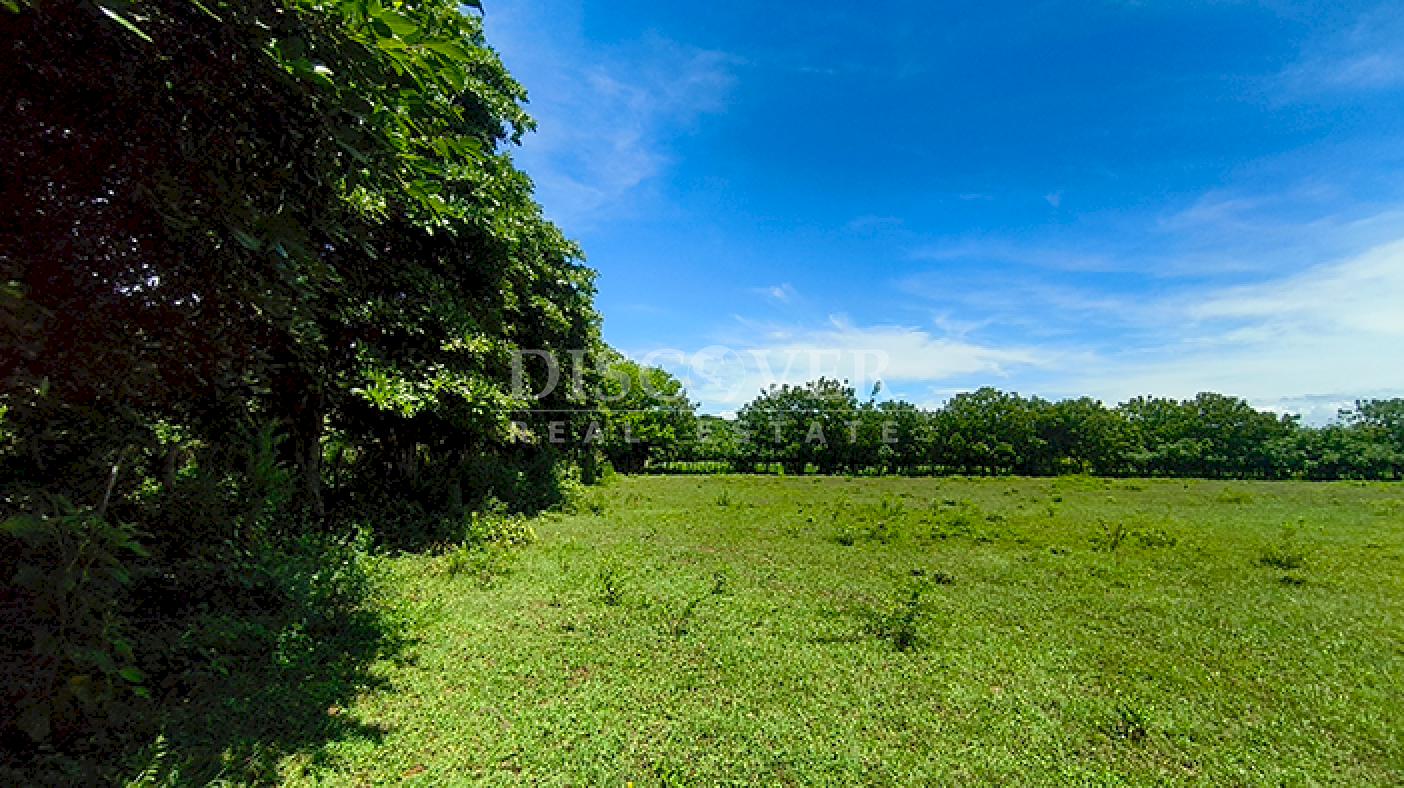  Country house for sale with lake views in Granada 