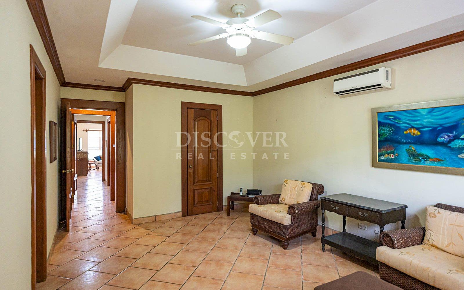  Exceptional Residence for Sale with Panoramic Views and Independent Apartment in Carretera Sur.