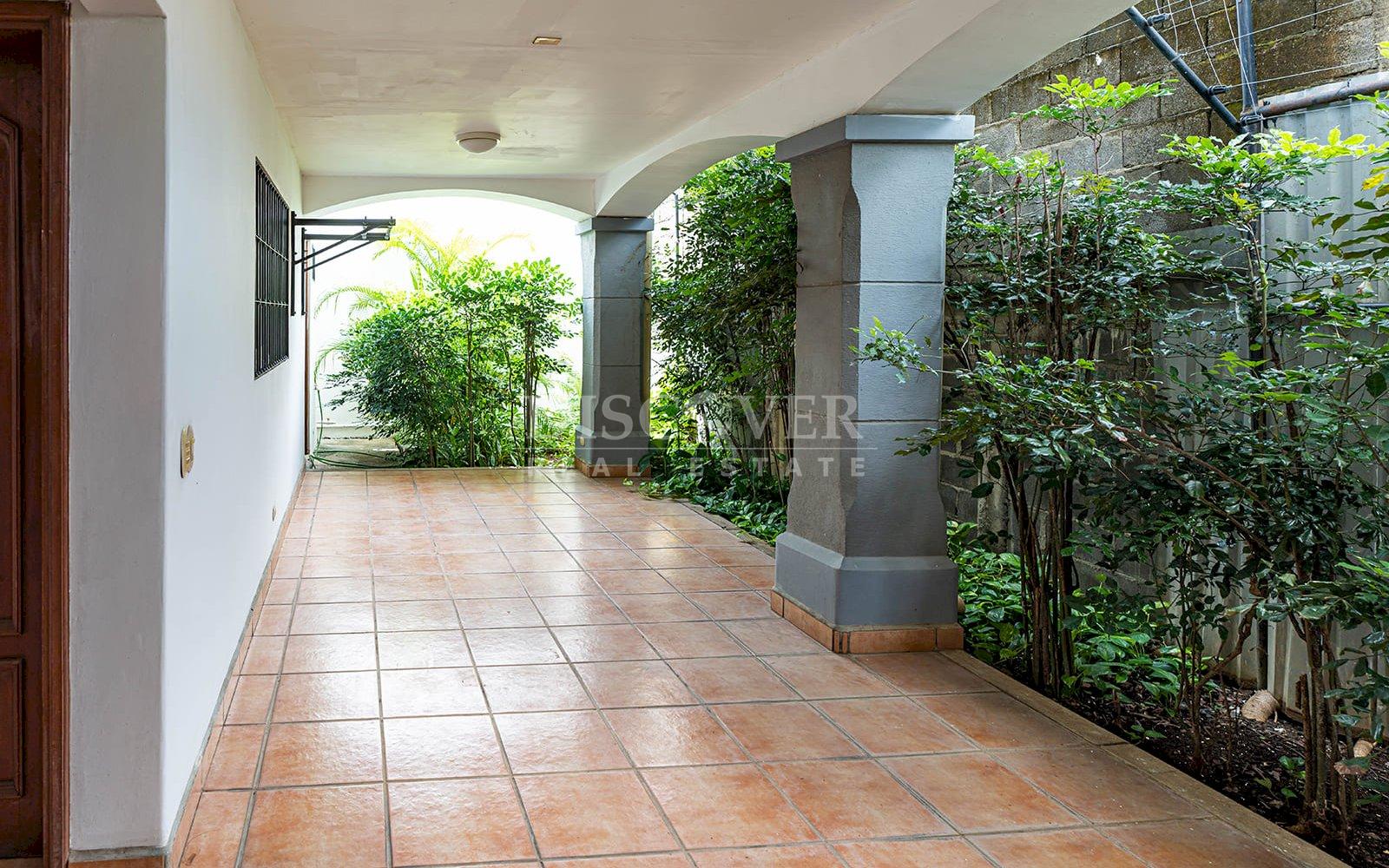  Exceptional Residence for Sale with Panoramic Views and Independent Apartment in Carretera Sur.