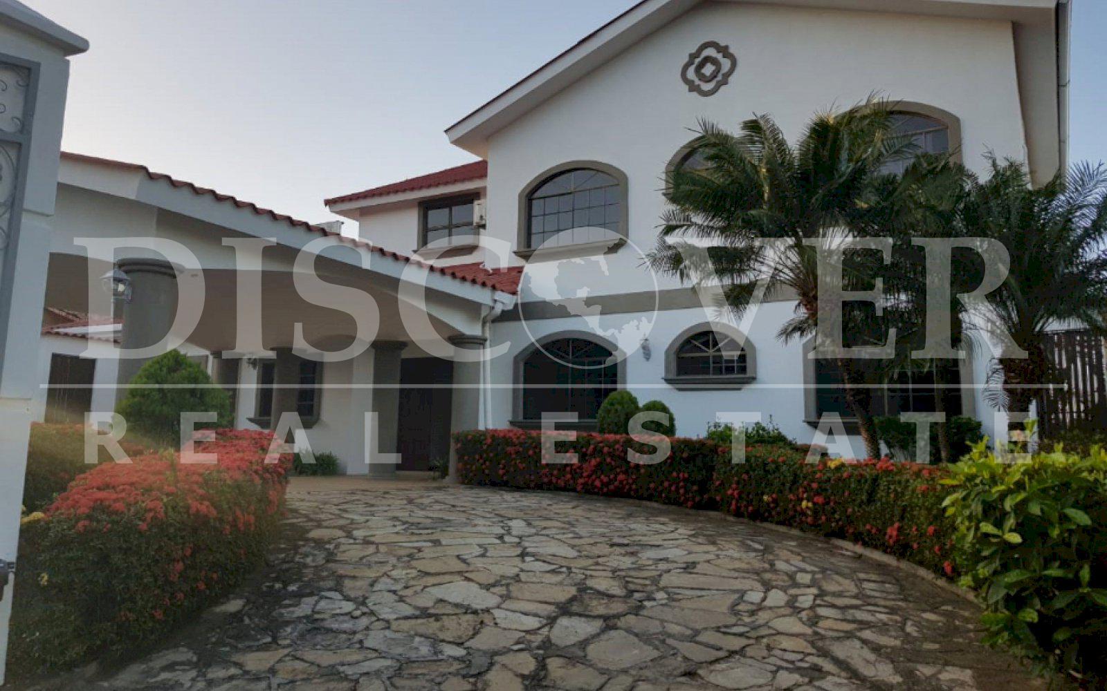 Lake view house for rent in Las Cumbres 