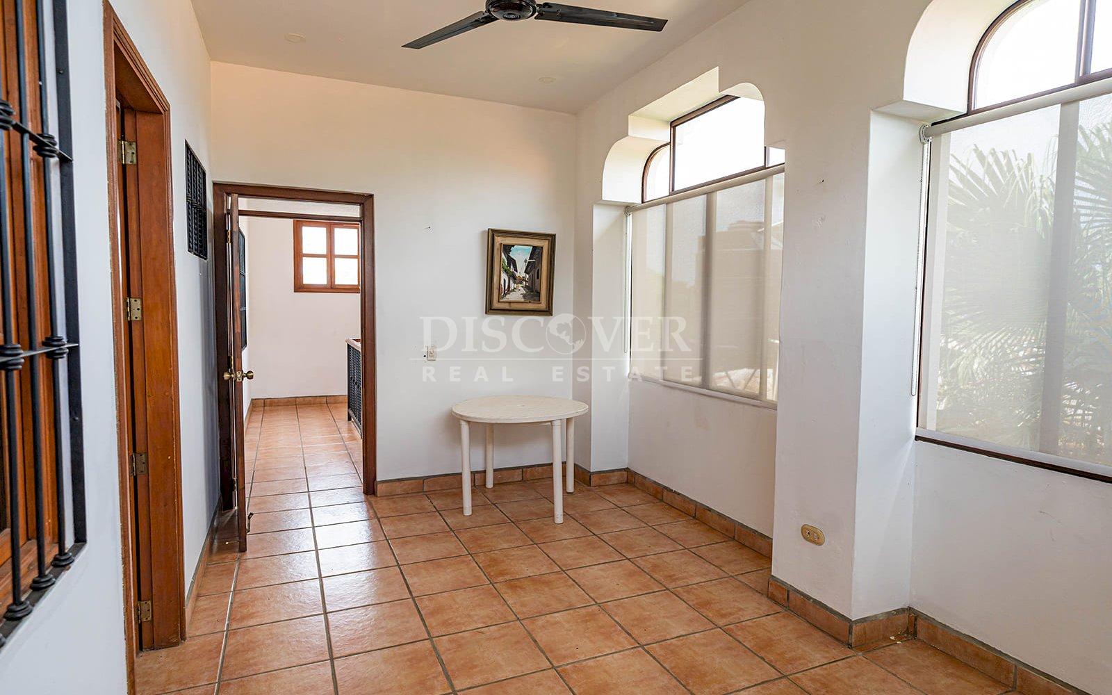  Exceptional Residence for Sale with Panoramic Views and Independent Apartment in Carretera Sur.
