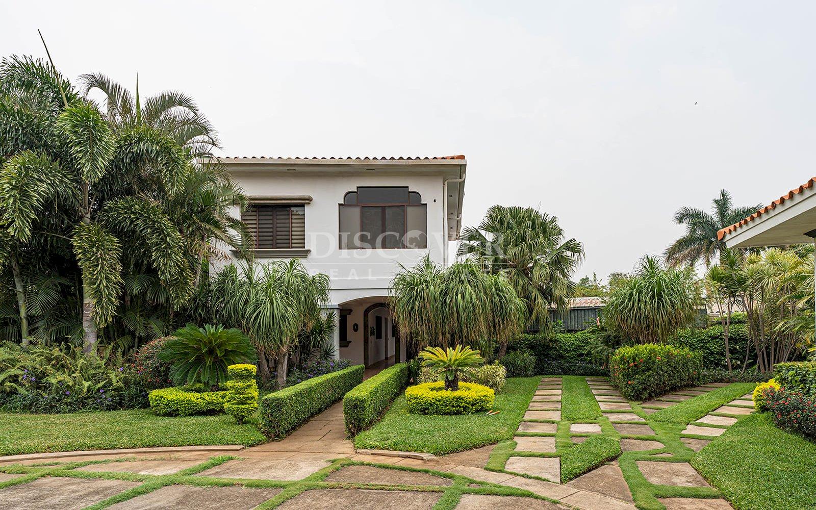  Exceptional Residence for Sale with Panoramic Views and Independent Apartment in Carretera Sur.