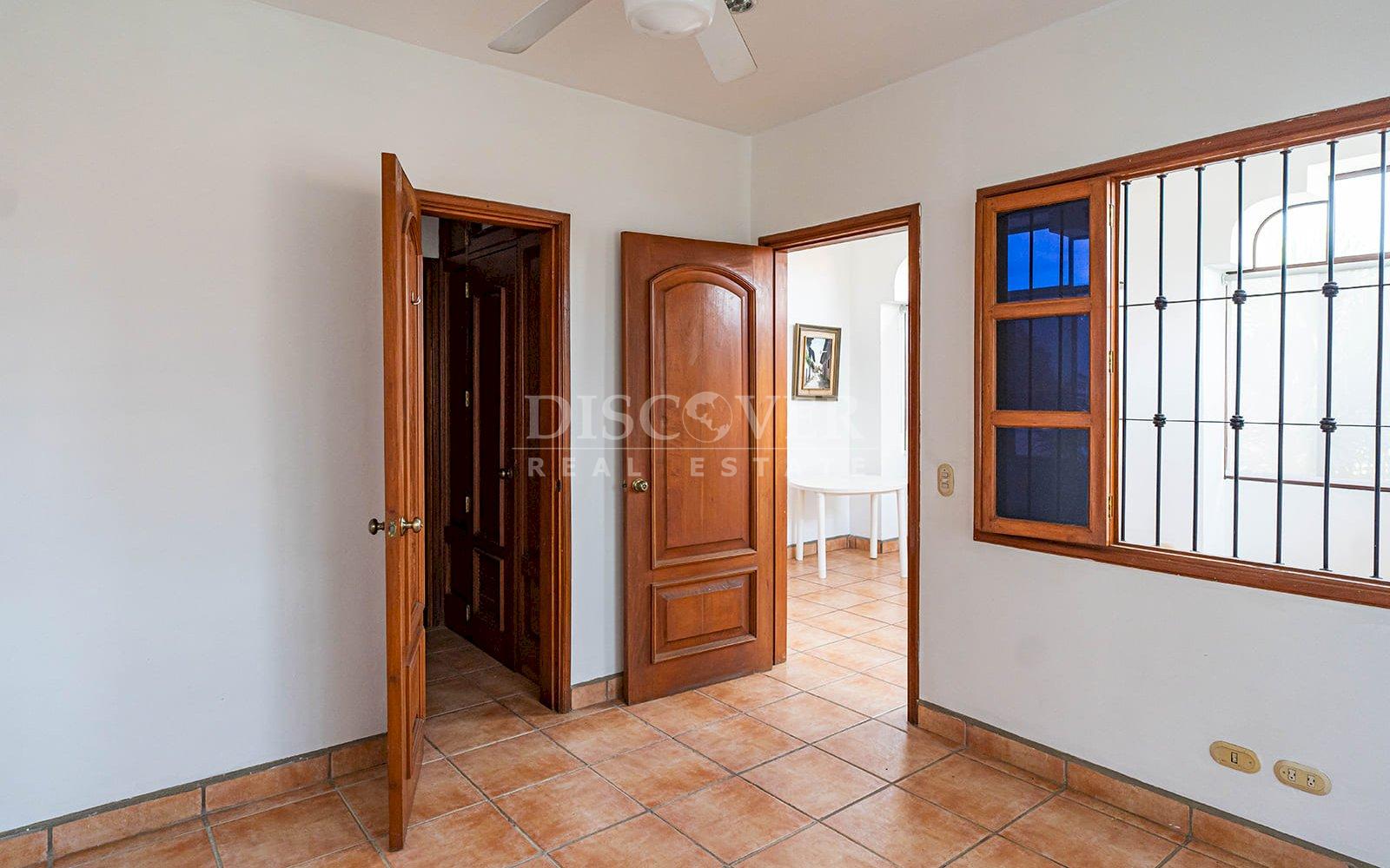  Exceptional Residence for Sale with Panoramic Views and Independent Apartment in Carretera Sur.