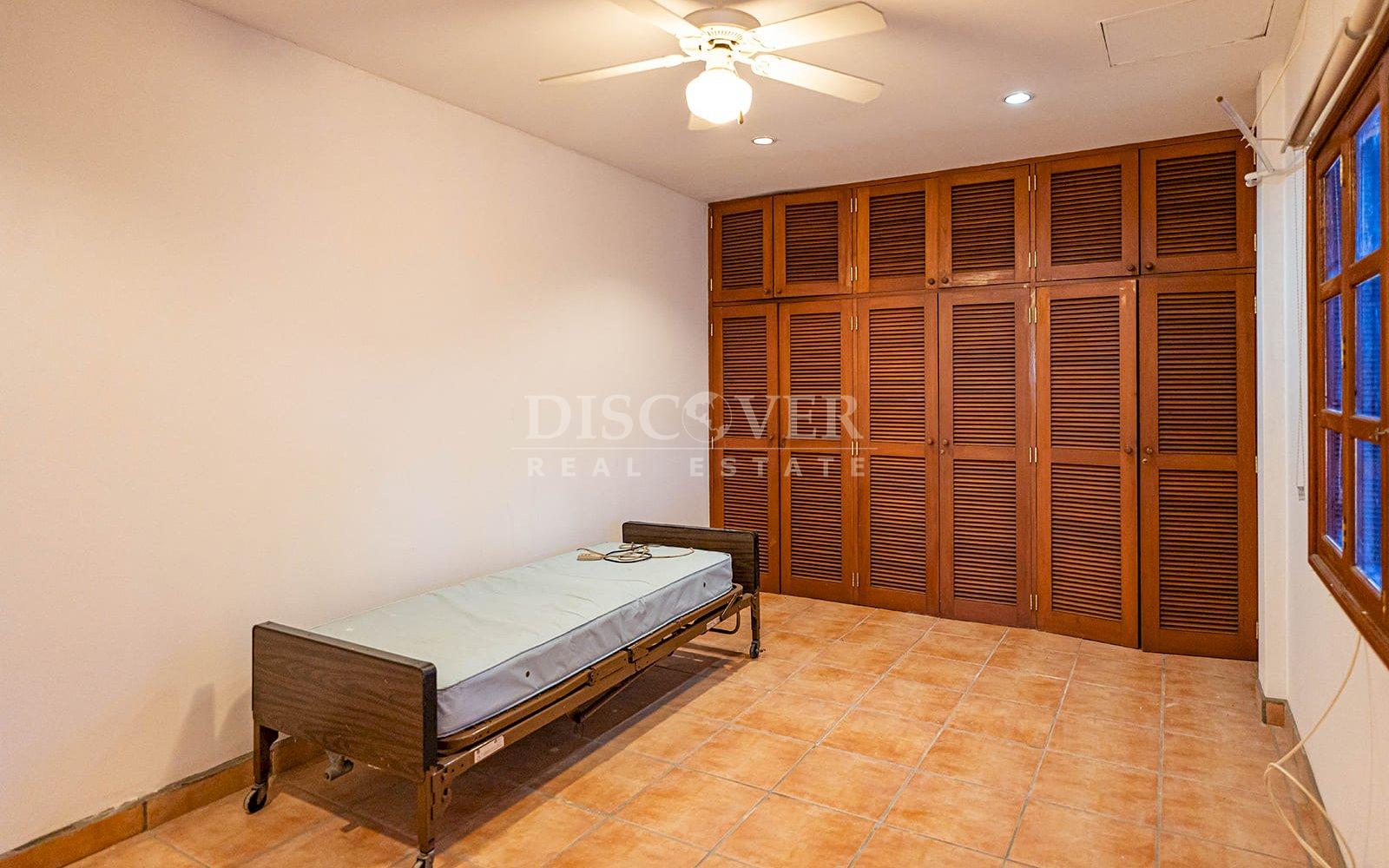  Exceptional Residence for Sale with Panoramic Views and Independent Apartment in Carretera Sur.