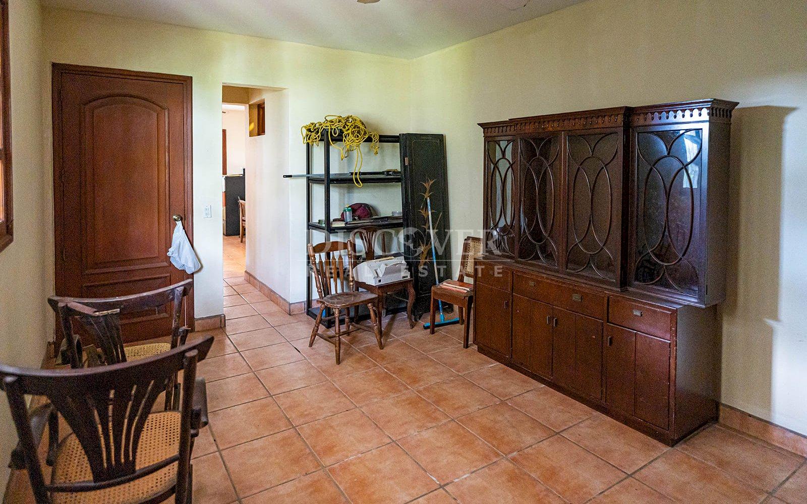  Exceptional Residence for Sale with Panoramic Views and Independent Apartment in Carretera Sur.