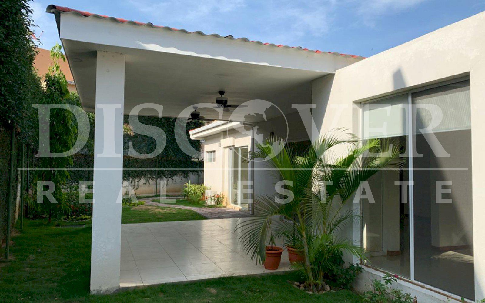  Spacious and modern house in a safe area of ​​Las Colinas.