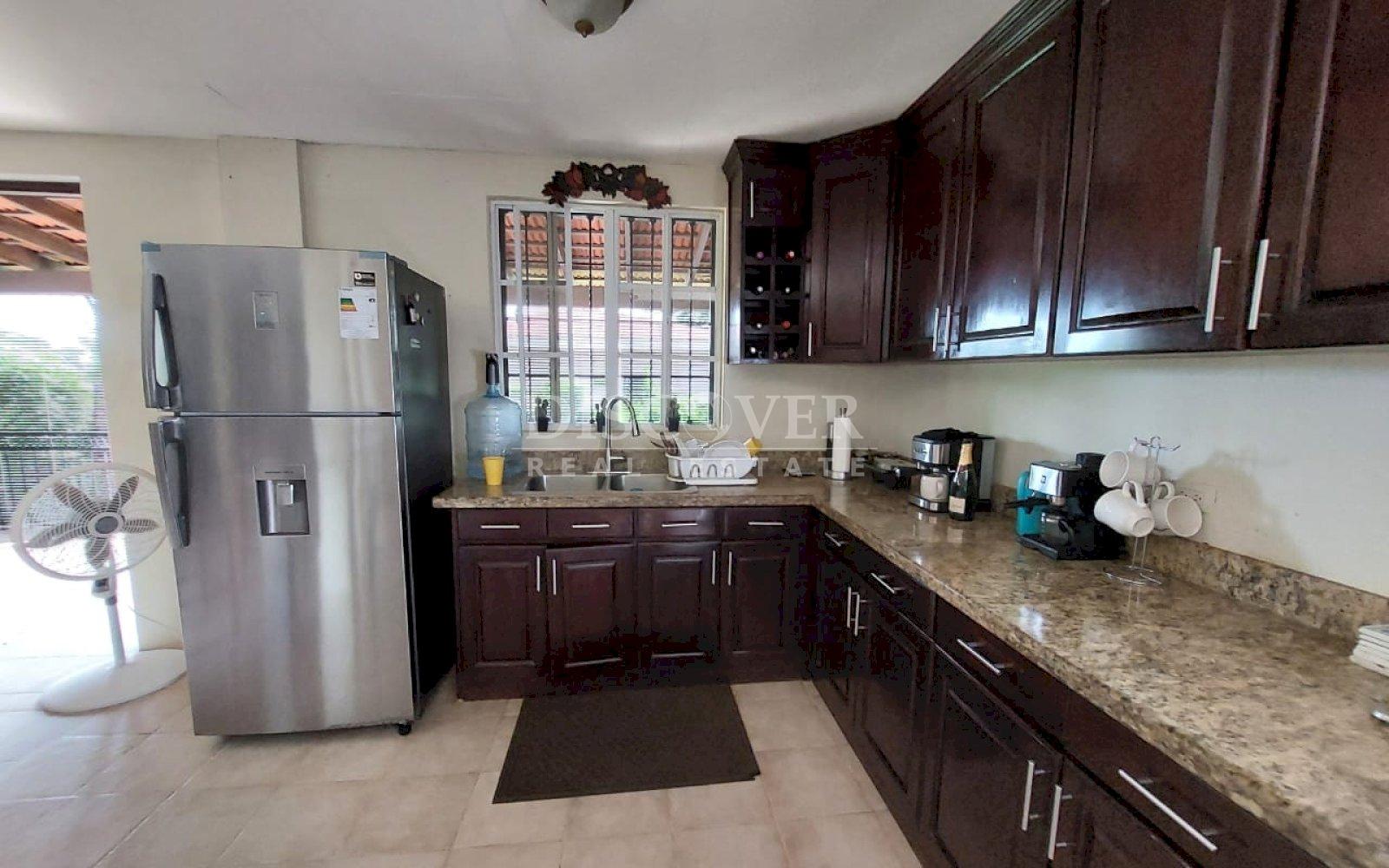  2-story house for sale in Villa Fontana.