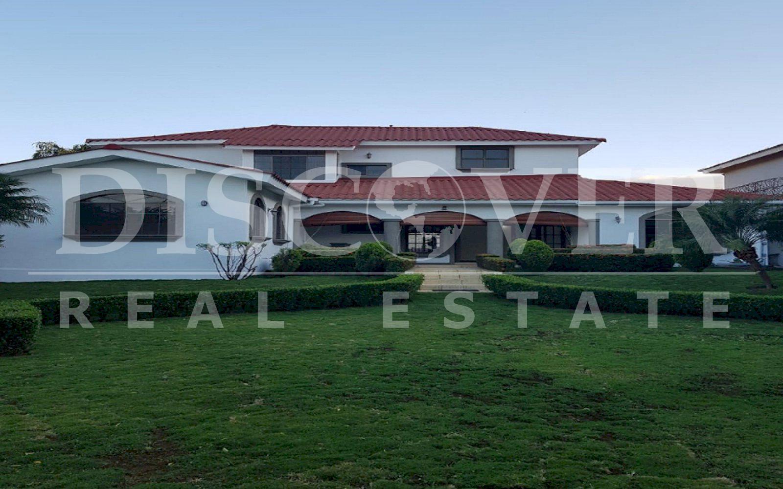 Lake view house for rent in Las Cumbres 