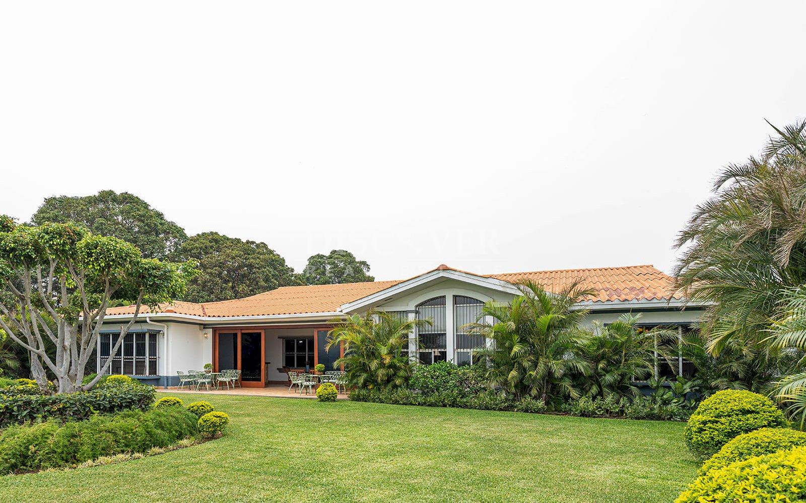  Exceptional Residence for Sale with Panoramic Views and Independent Apartment in Carretera Sur.