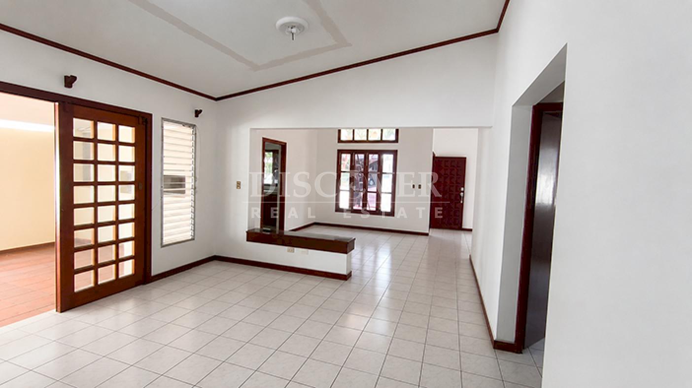  Spacious house for rent in Villa Fontana