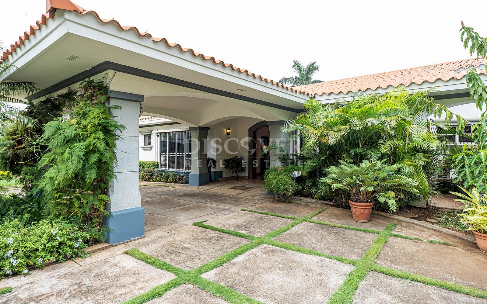  Exceptional Residence for Sale with Panoramic Views and Independent Apartment in Carretera Sur.