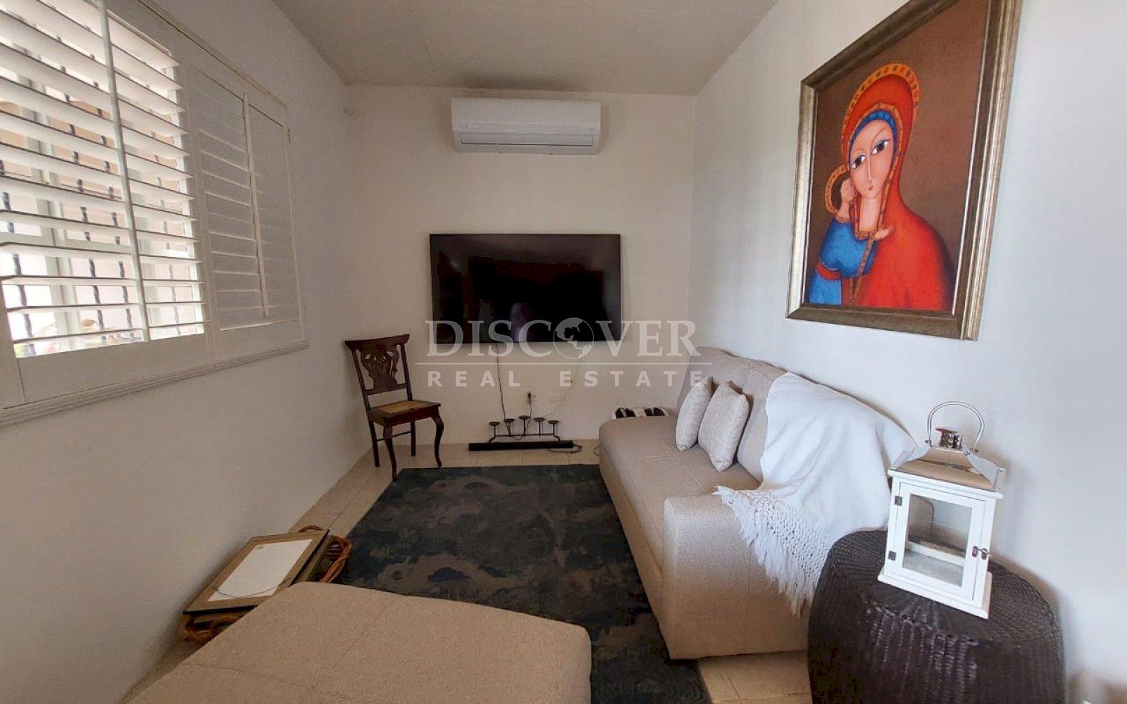  2-story house for sale in Villa Fontana.