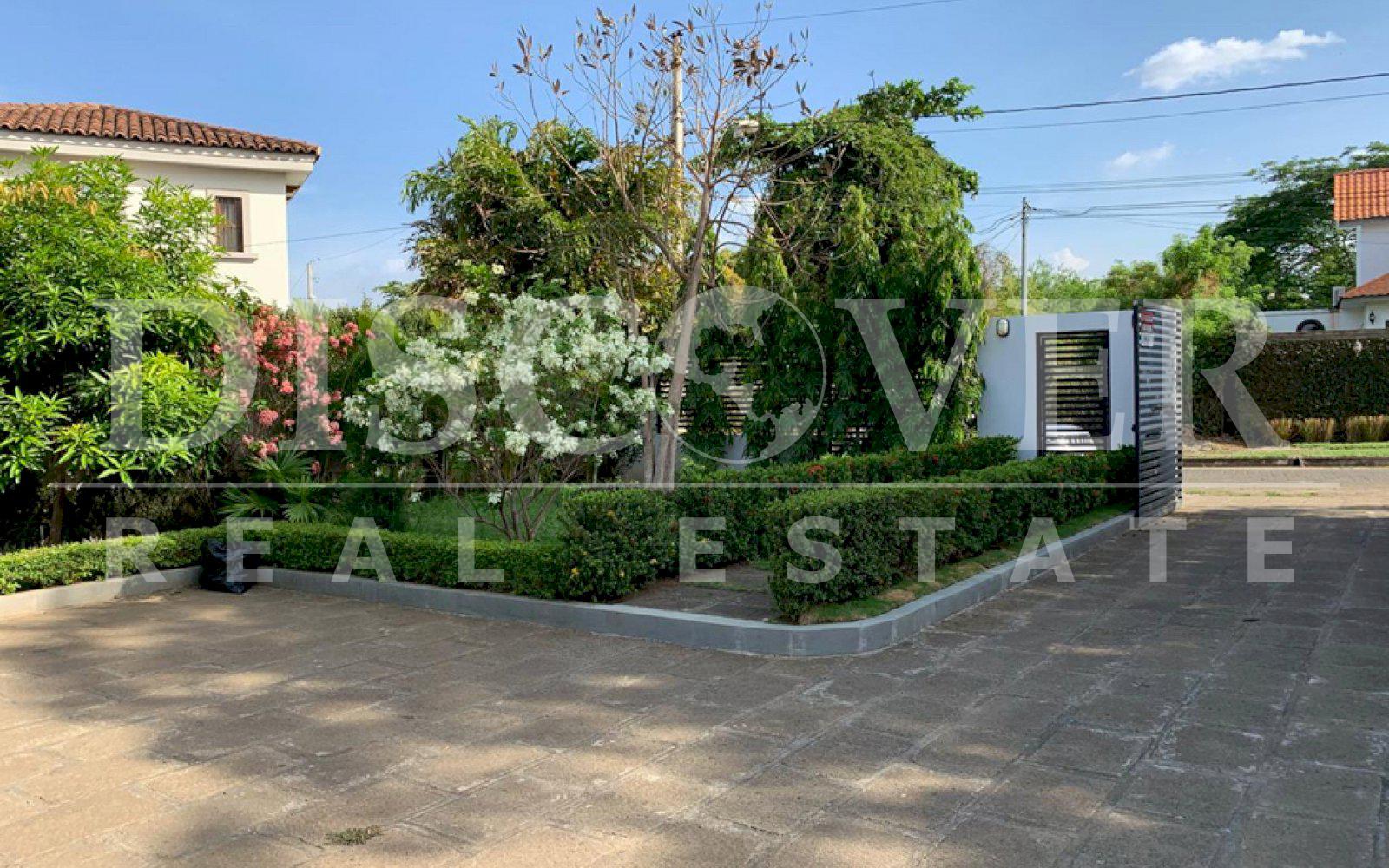  Spacious and modern house in a safe area of ​​Las Colinas.