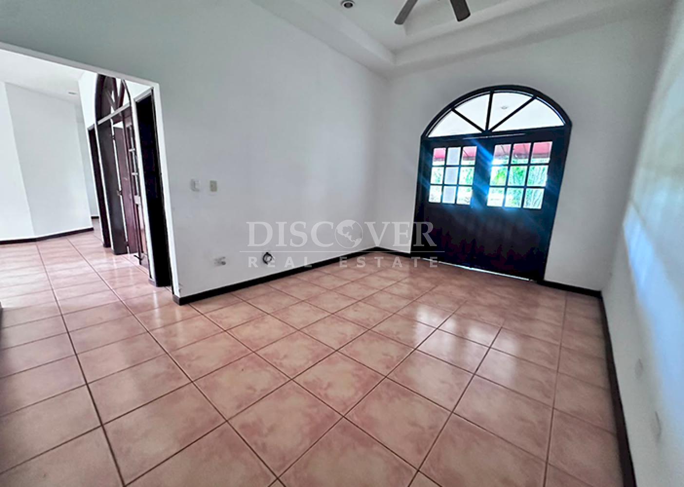  Spacious house with a pool for sale/rent on Carretera Sur