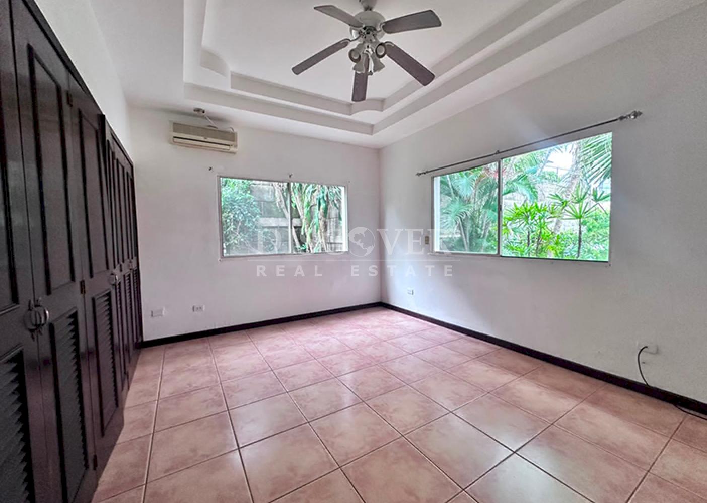  Spacious house with a pool for sale/rent on Carretera Sur